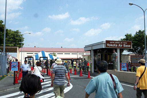 横田基地第五ゲート前