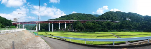 谷峨駅近くから東名高速