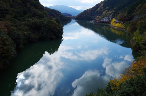 鏡面の丹沢湖